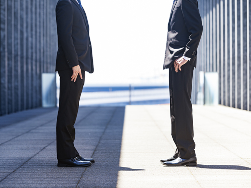 向かい合う２人の男性