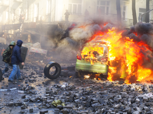 テロで車が燃えているイメージ画像