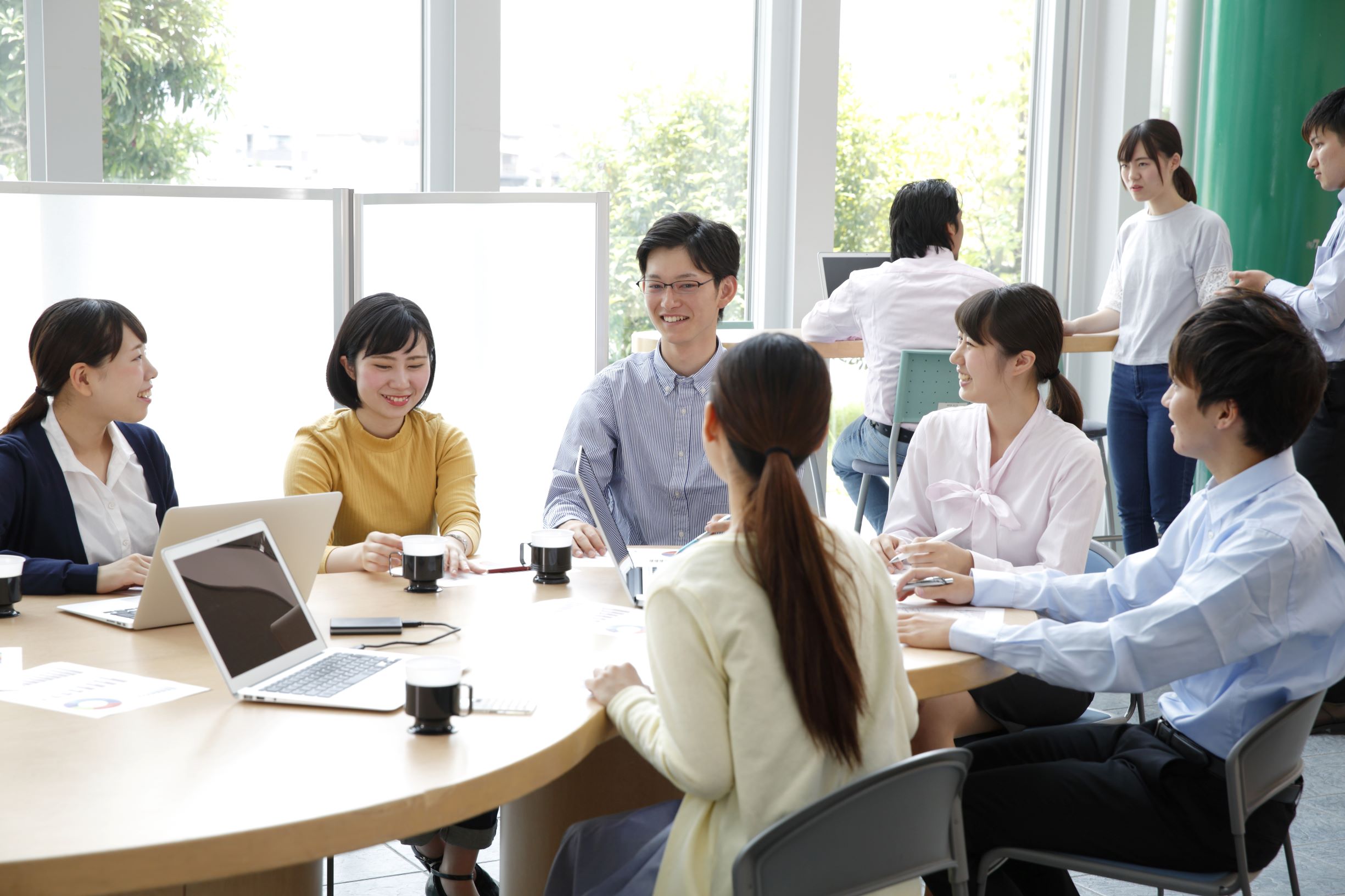 職場でコミュニケーションを取る人々のイメージ画像