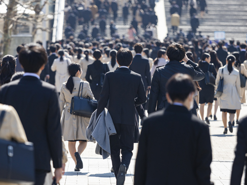 歩く会社員の後ろ姿