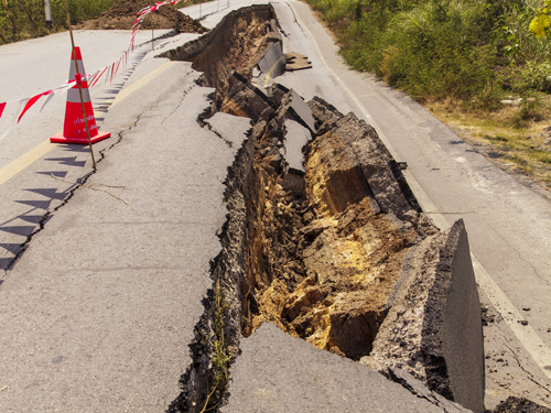 地震　地割れのイメージ