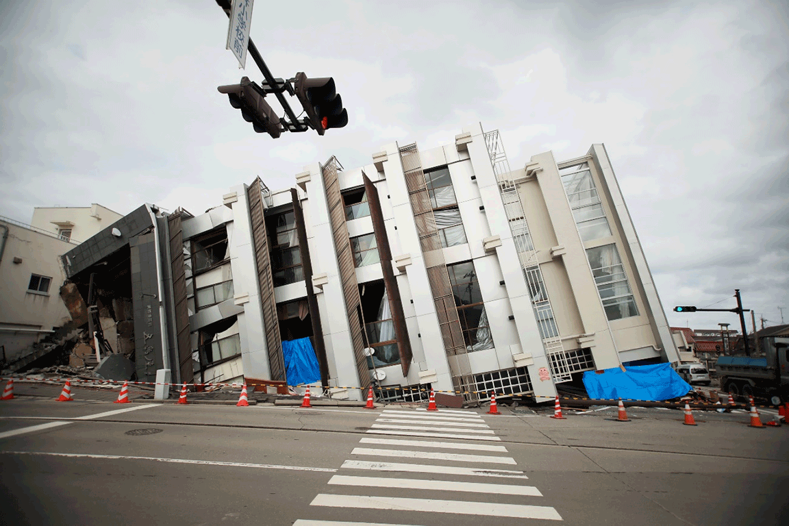 輪島市内の倒壊したビルの画像