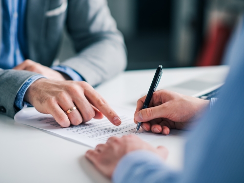 計画を考える男性2人組の手元