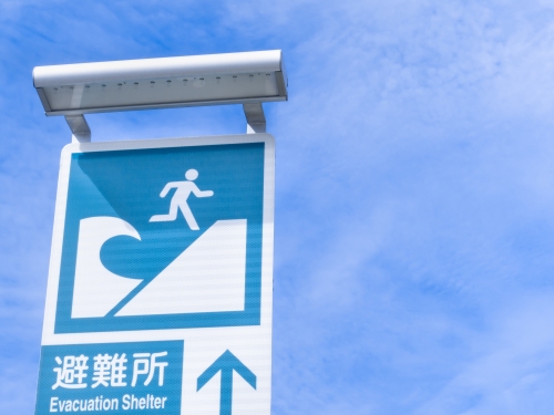 津波から逃げる避難所を知らせる看板の写真