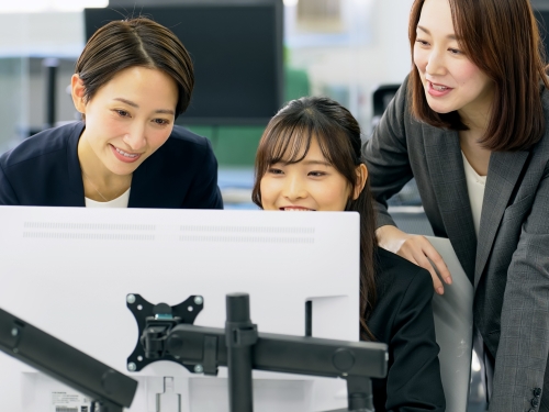 若手社員を指導する中堅ビジネスウーマン